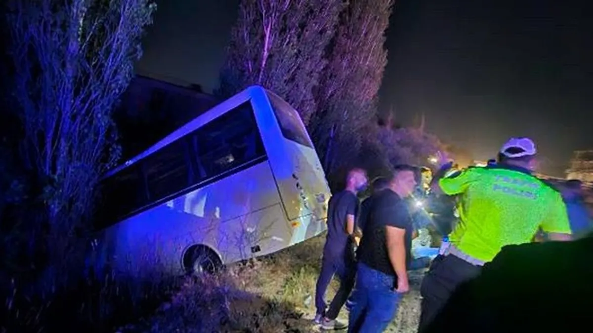 Ankara'da servis aracı ile otomobil çarpıştı: 8 yaralı