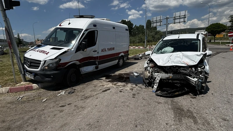Kütahya'da özel ambulansla hafif ticari araç çarpıştı: 7 kişi yaralandı