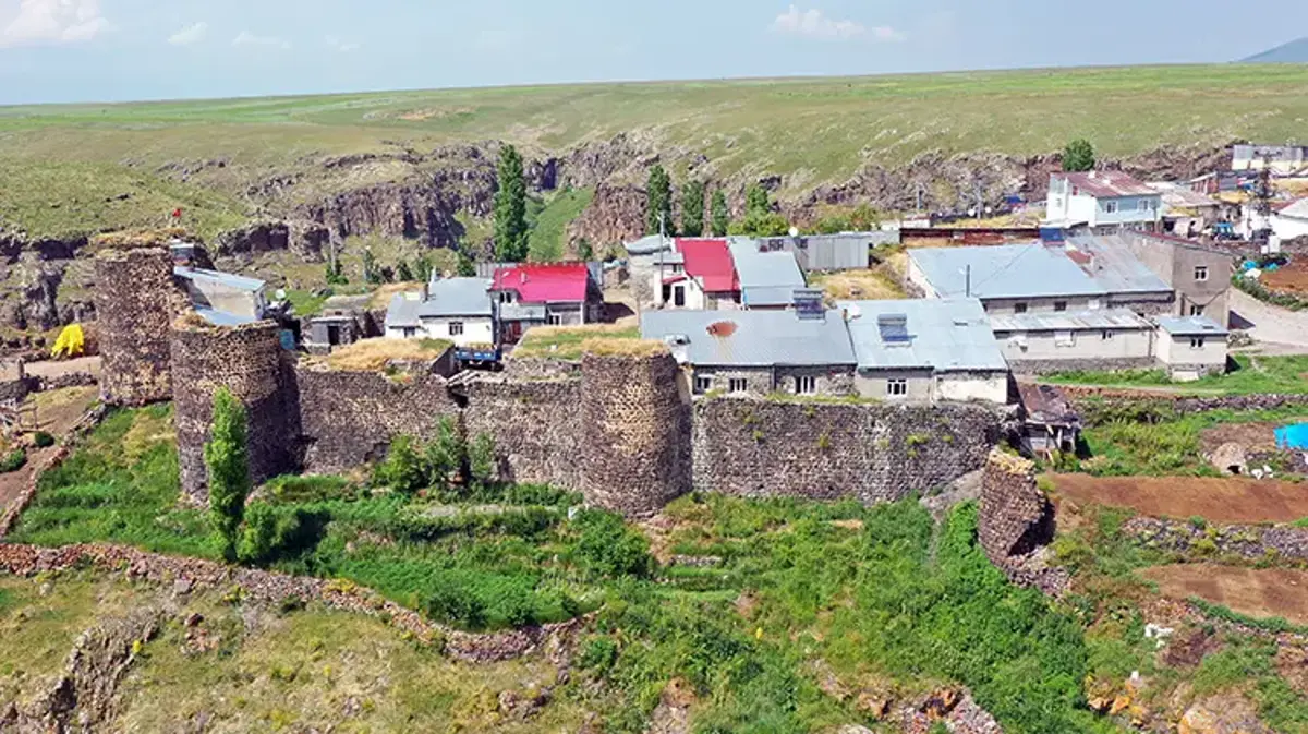 Kars'ta zaman bu köyde durmuş gibi: Asırlık surların içinde yaşam sürüyor! 'Dünyada çok az örneği var'