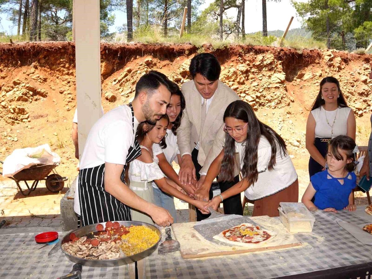 Köyceğiz'de "Her Çocuğa Bir Dilim Mutluluk" projesi hayata geçirildi