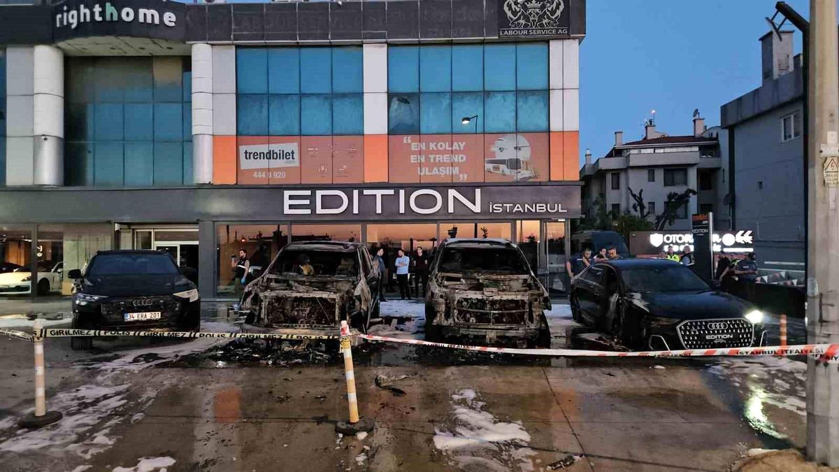 Bakırköy'de 50 milyon TL değerinde 4 otomobil alevlere teslim oldu
