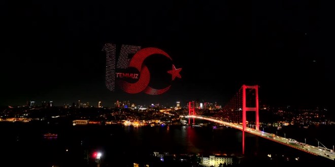 15 Temmuz Şehitler Köprüsü semalarında dronlarla ışık gösterisi yapıldı