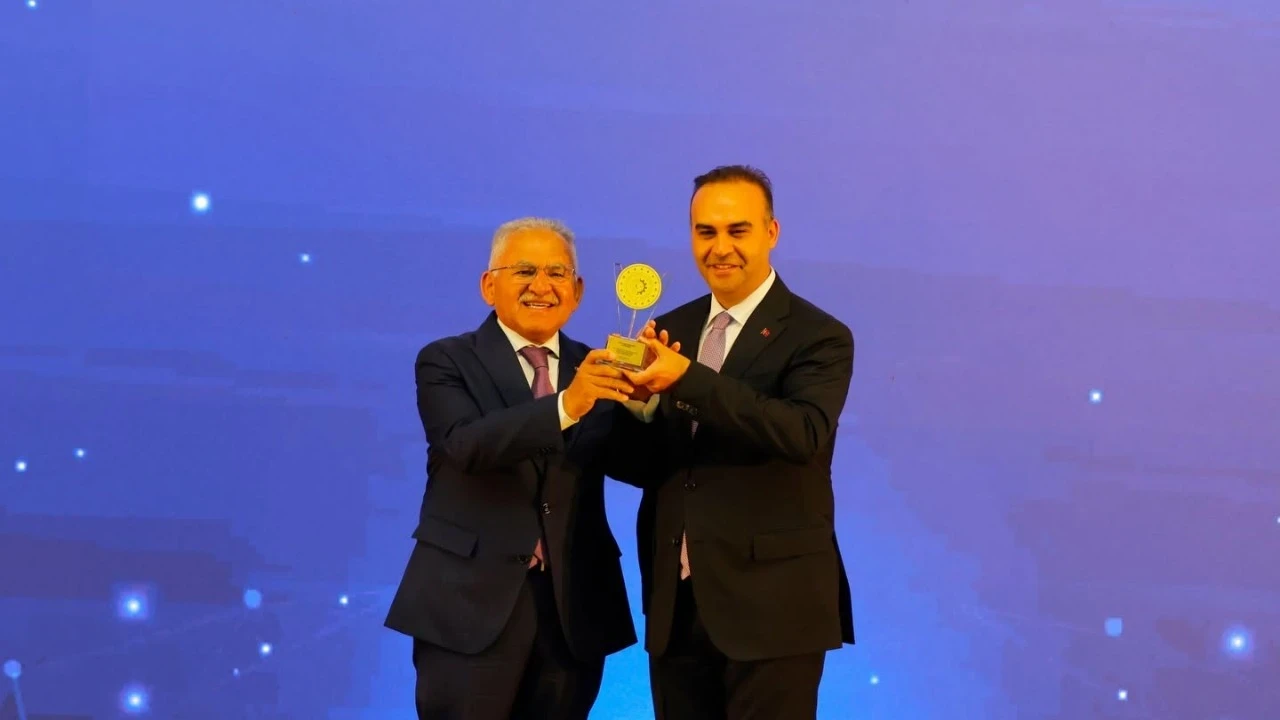 Başkan Büyükkılıç, Türkiye'de ilk olan Res Projesiyle Bakan Kacır'ın elinden “ödül” aldı
