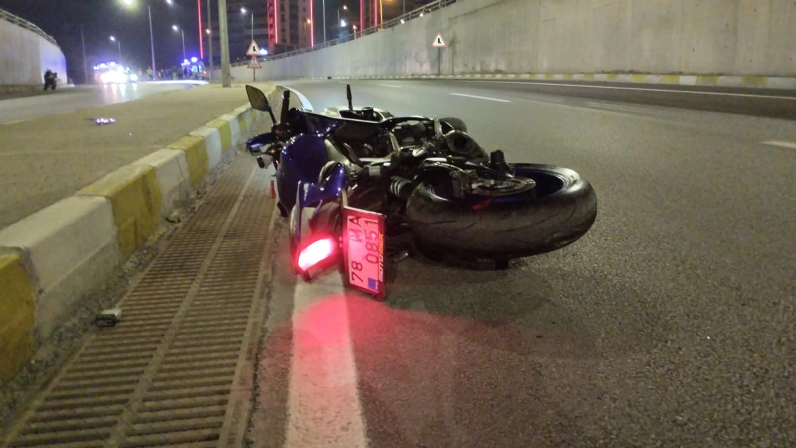Motosiklet aydınlatma direğine çarptı: 2 üniversite öğrencisi öldü