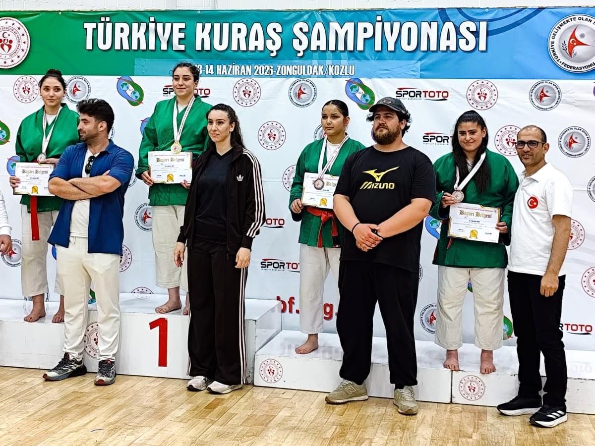 Cumhuriyet Anadolu Lisesi öğrencilerinden tarihi başarı