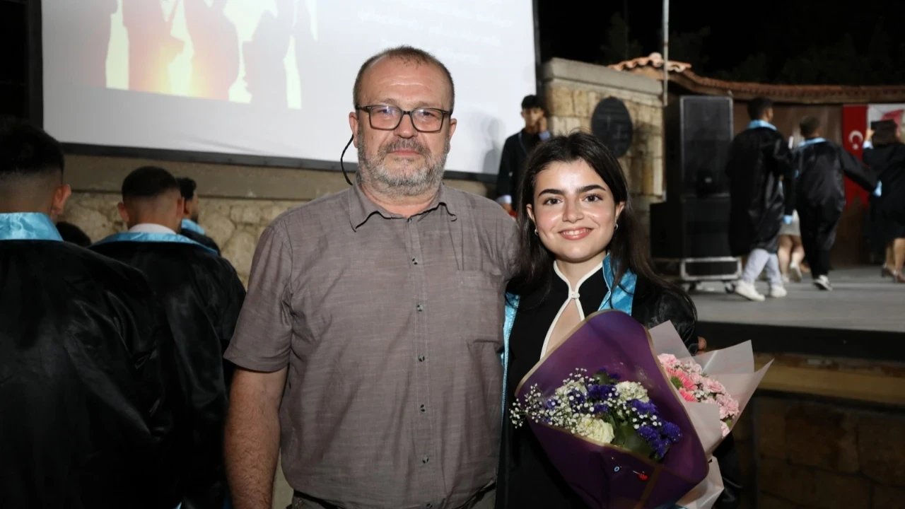 59 erkek öğrenci arasında tek kadın öğrenci: Mezuniyet törenine damga vurdu