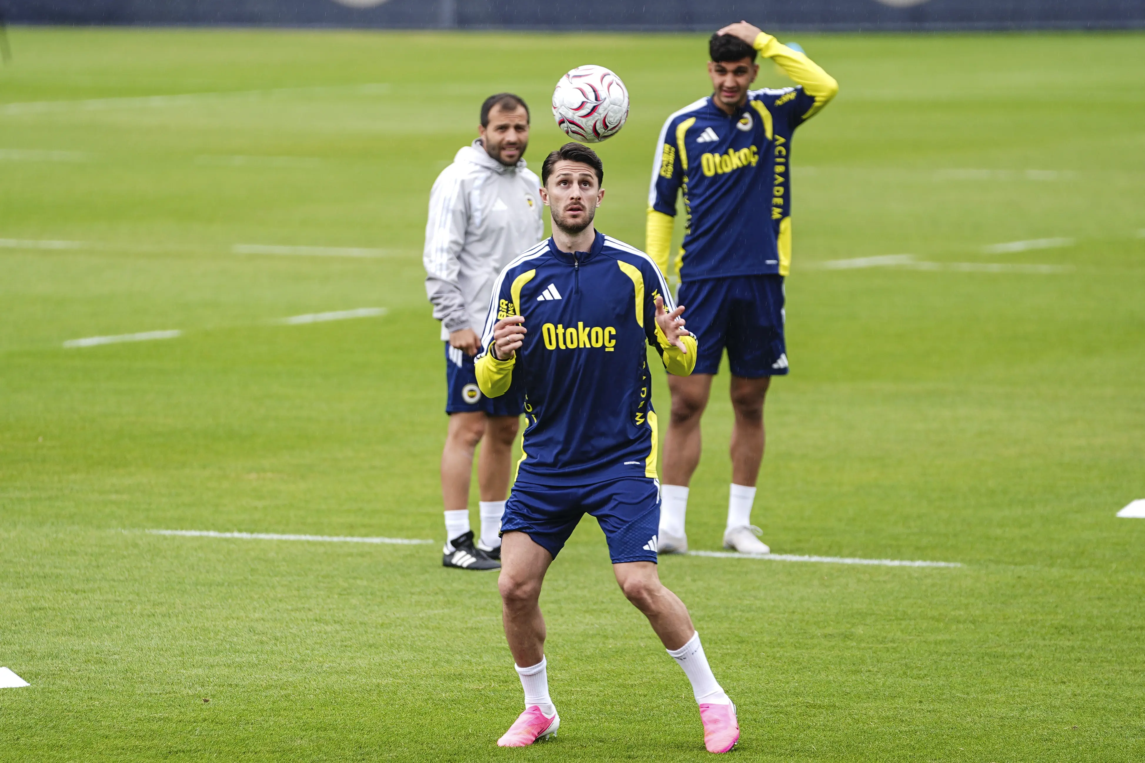Fenerbahçe'de yeni sezon mesaisi sürüyor