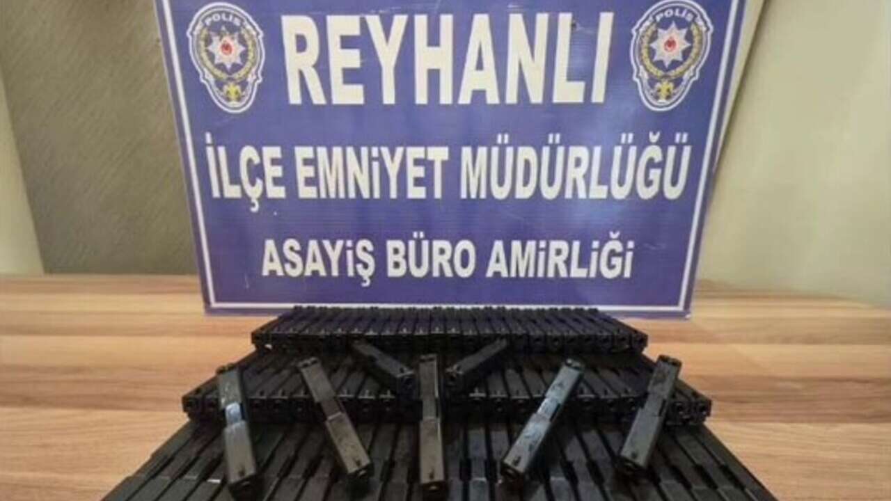 Hatay'da polisin şüphelenip durdurduğu araçtan 80 adet silah parçası çıktı