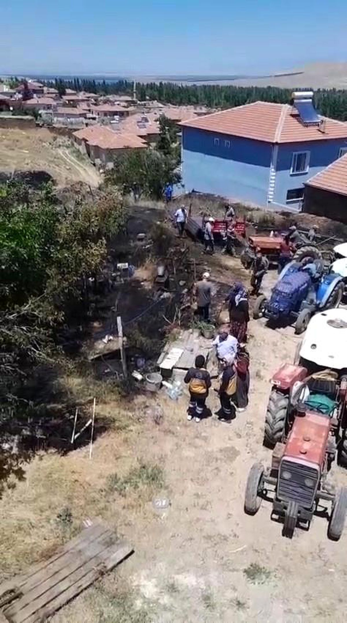 Evin avlusunda çıkan yangın büyümeden söndürüldü