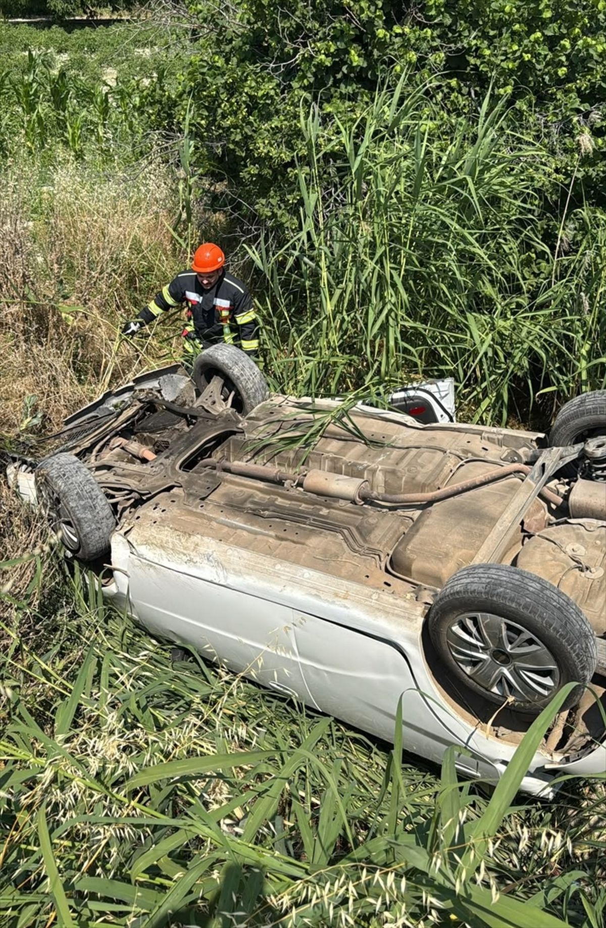 Burdur'da kanala devrilen otomobildeki 2 kişi yaralandı