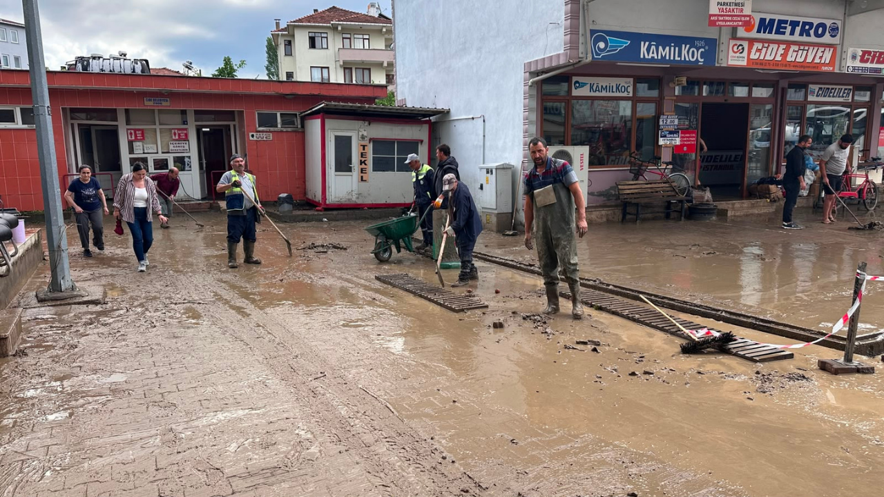 Kastamonu'da su baskını nedeniyle zemin katlarda yaşayan vatandaşlar tahliye edildi