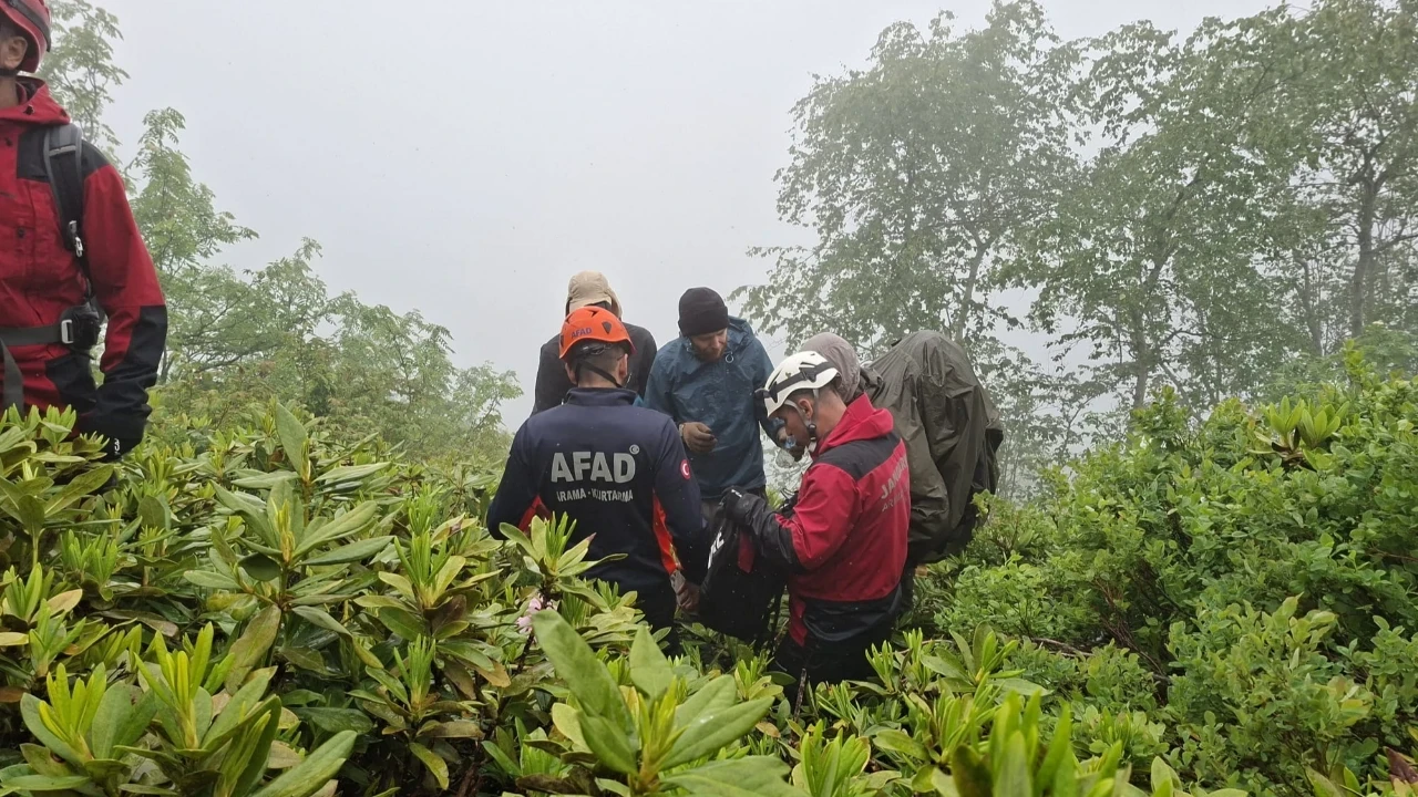 Rize'de doğa yürüyüşünde kaybolan 3 Rus turist kurtarıldı; o anlar kamerada