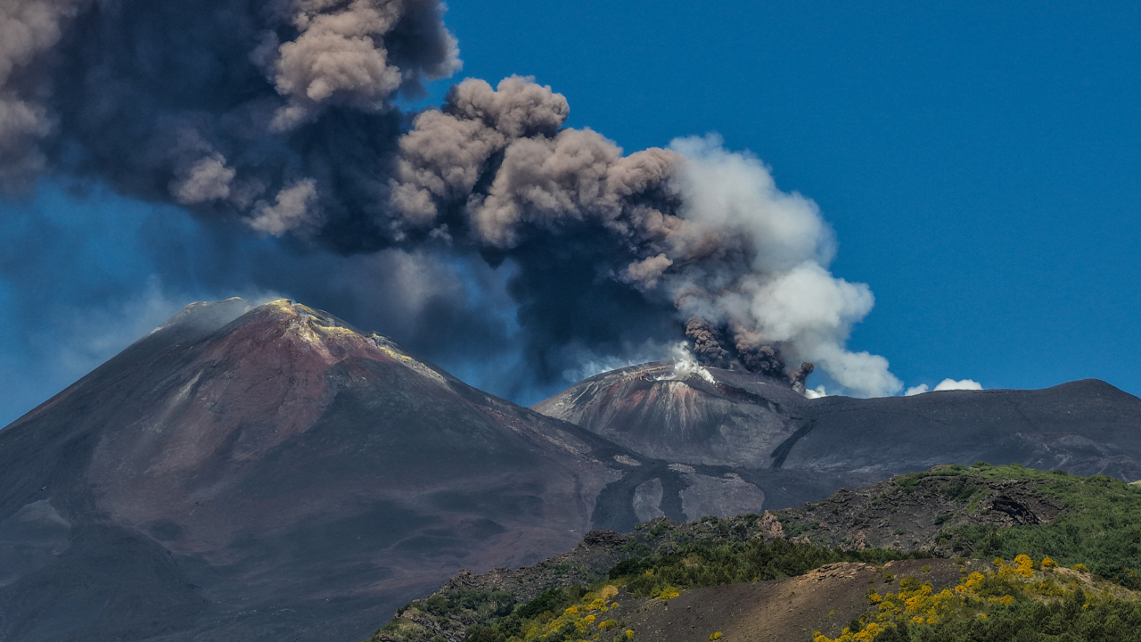 Etna Yanardağı'nda patlama: Uçuşlar sınırlandırıldı