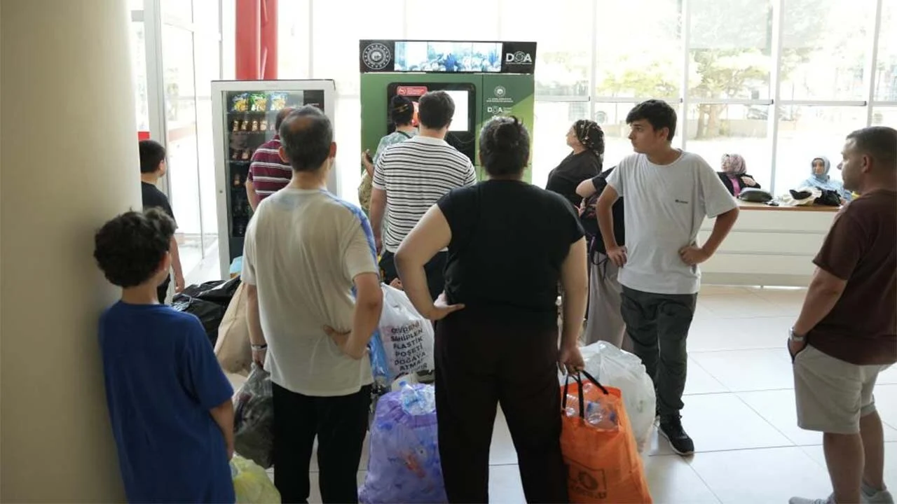 Vatandaşlar ‘sıfır atık’ makinelerini sevdi, kuyruğa girdi