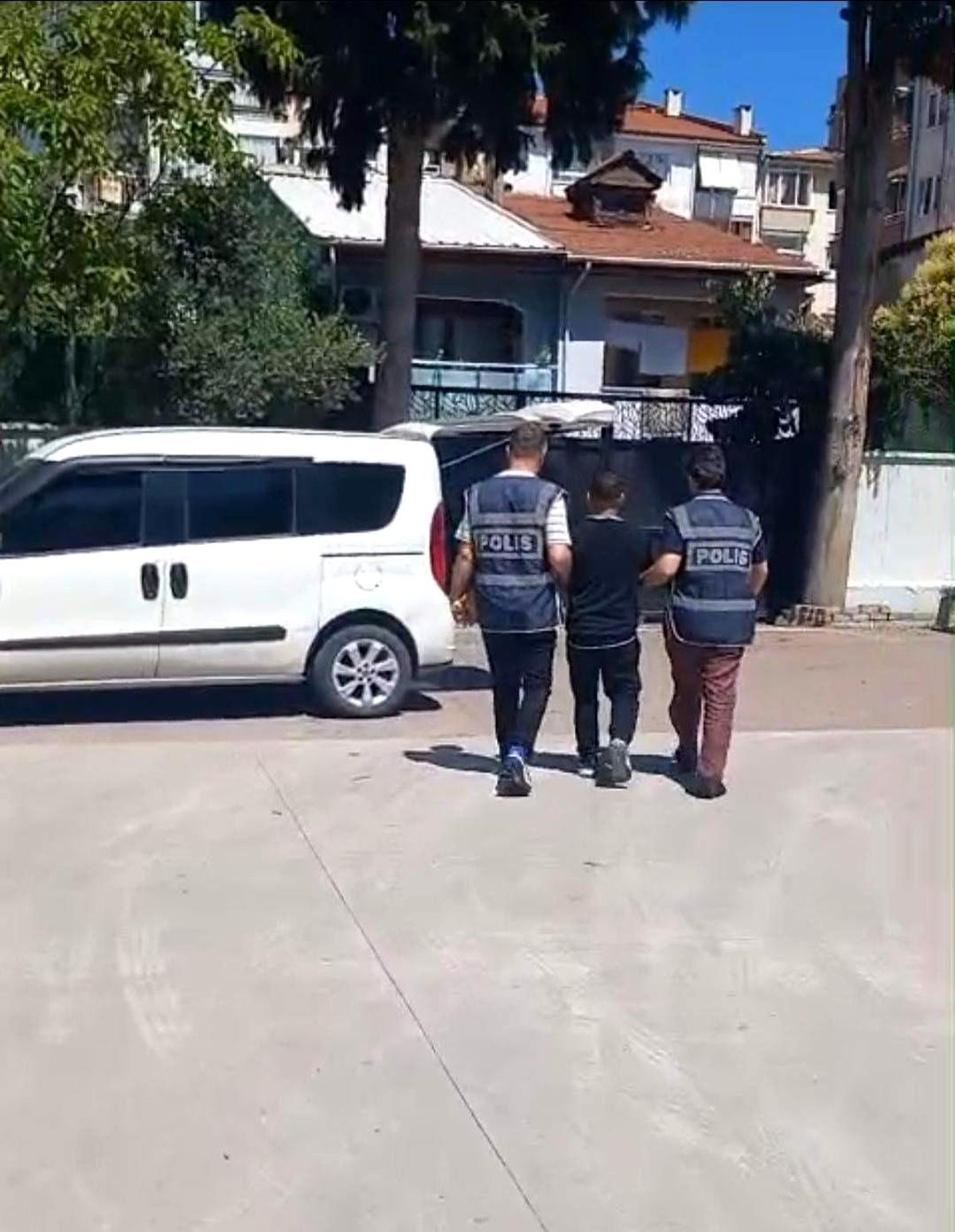 Toplamda 60 yıl 5 ay hapis cezasıyla aranan 10 firari yakalandı