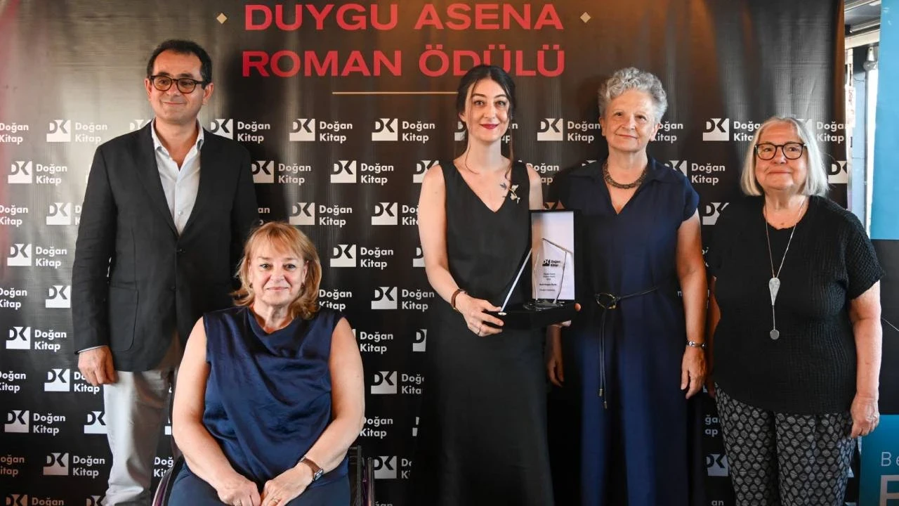 Duygu Asena Roman Ödülü Nazlı Doğan Özsöz'ün oldu