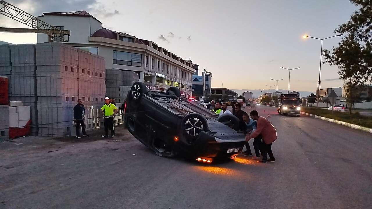Kars'ta iki hafif ticari aracın çarpıştığı kazada 3'ü çocuk 9 kişi yaralandı