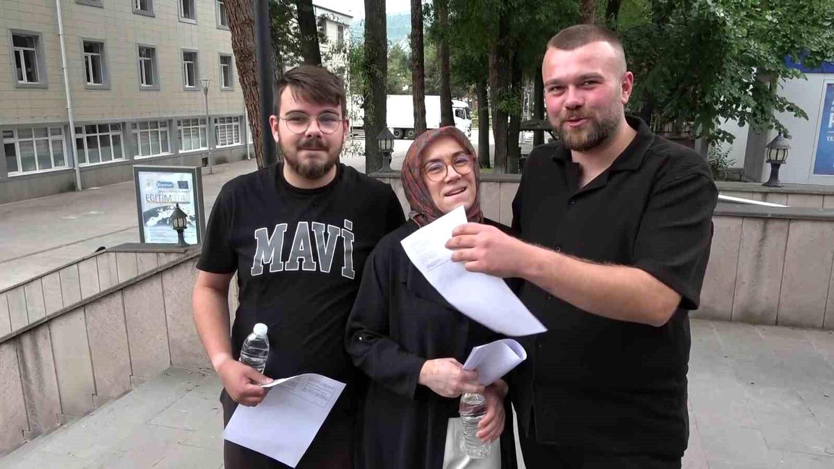 Amasya'da iki oğluyla birlikte YKS'ye giren anne: "Haydi anne dediler"