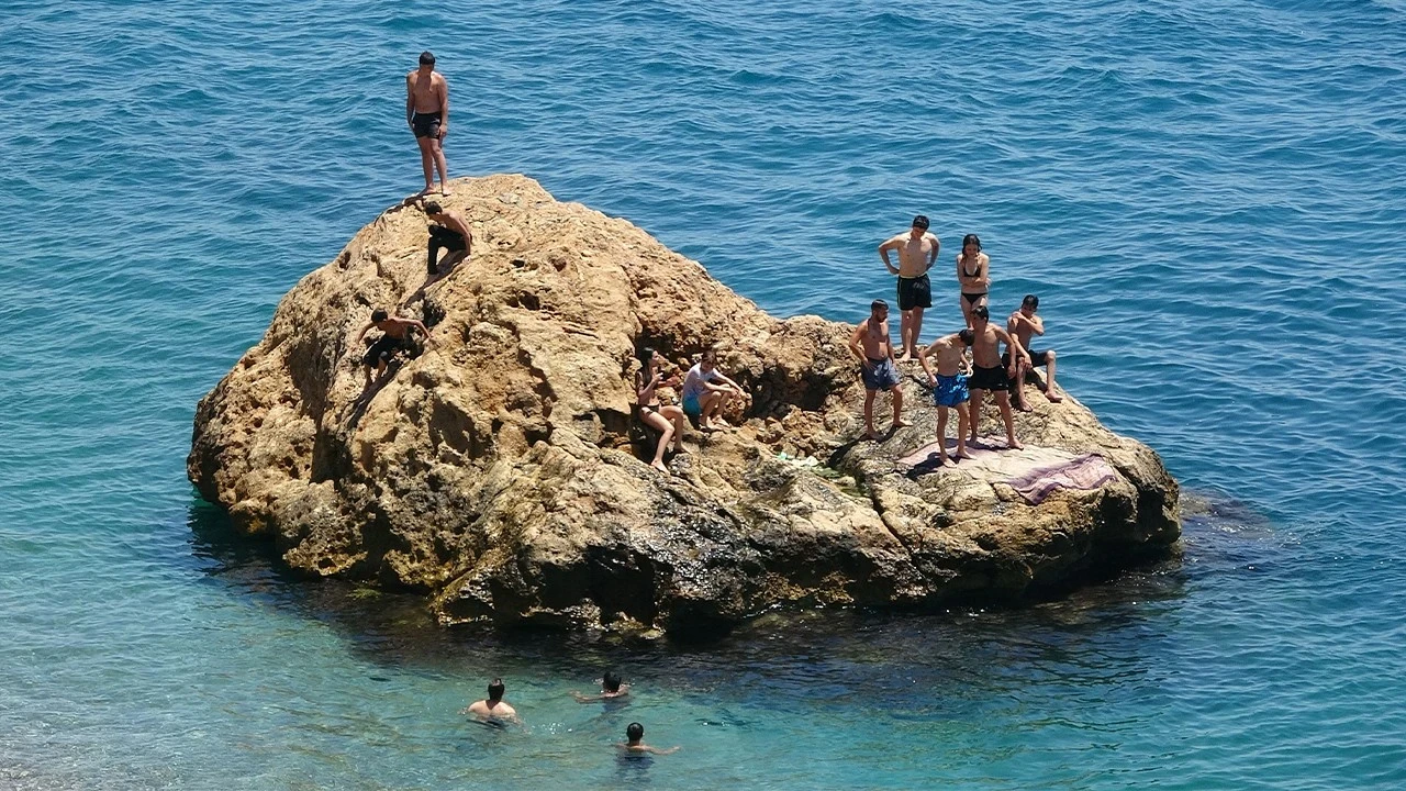 Antalya'da nem kabusu: Deniz suyu bile serinletmedi