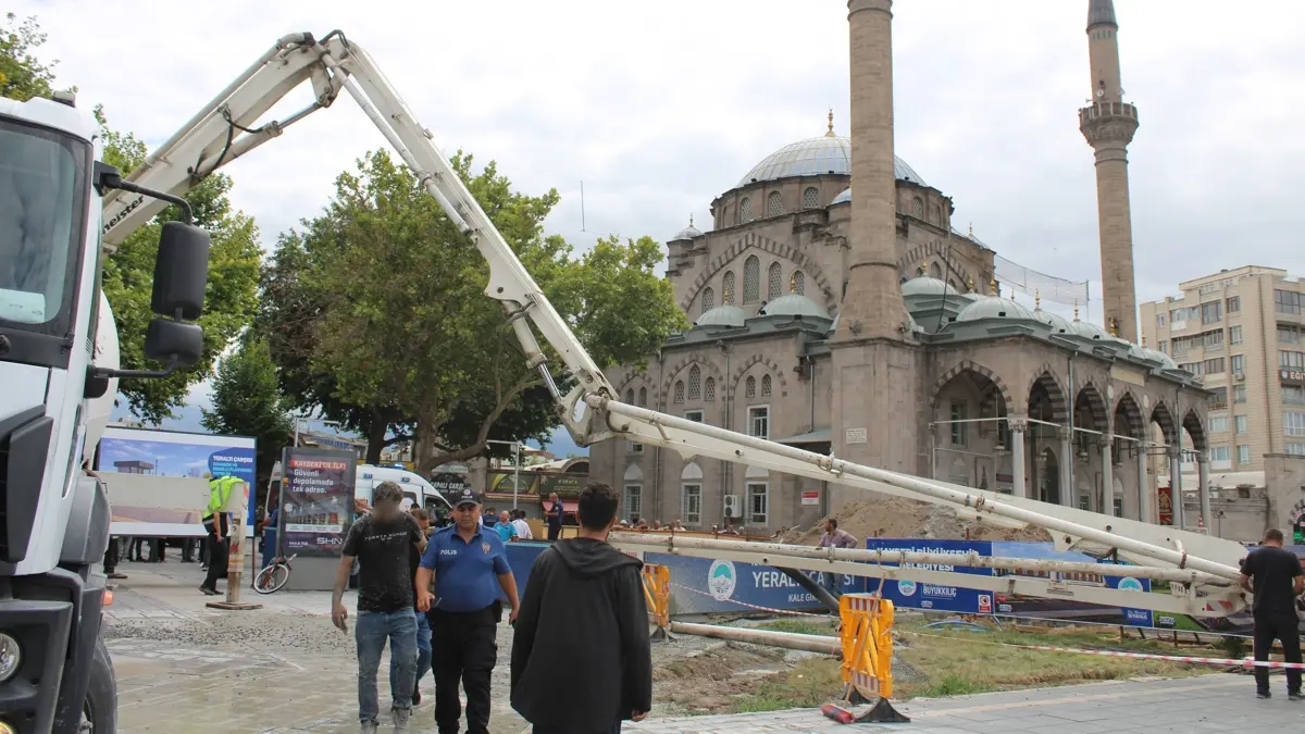 Beton mikserinin pompası patladı: Vatandaşların üzerine harç döküldü