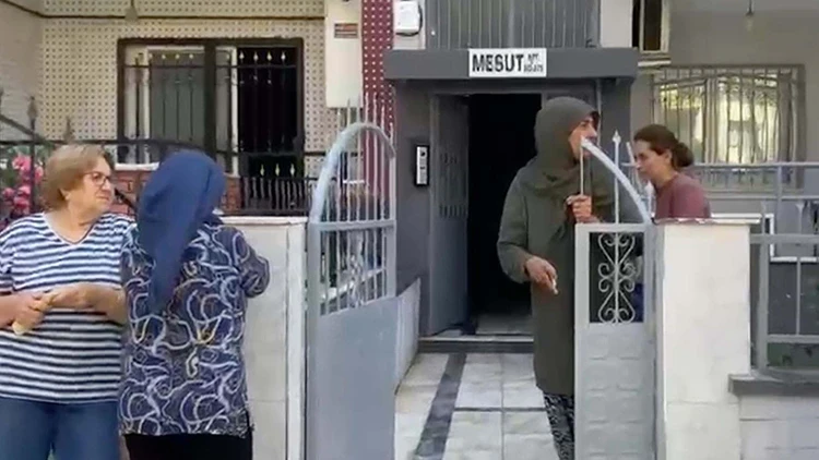 Eşini silahla öldürüp kızını yaraladı