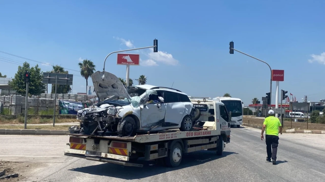 TIR iki otomobile çarptı: Çok sayıda yaralı