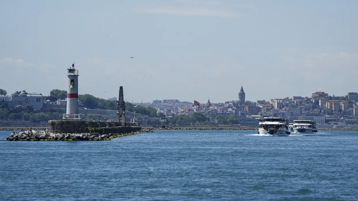 İstanbul Boğazı'nda hareketli saatler! Ceset ihbarı ekipleri harekete geçirdi