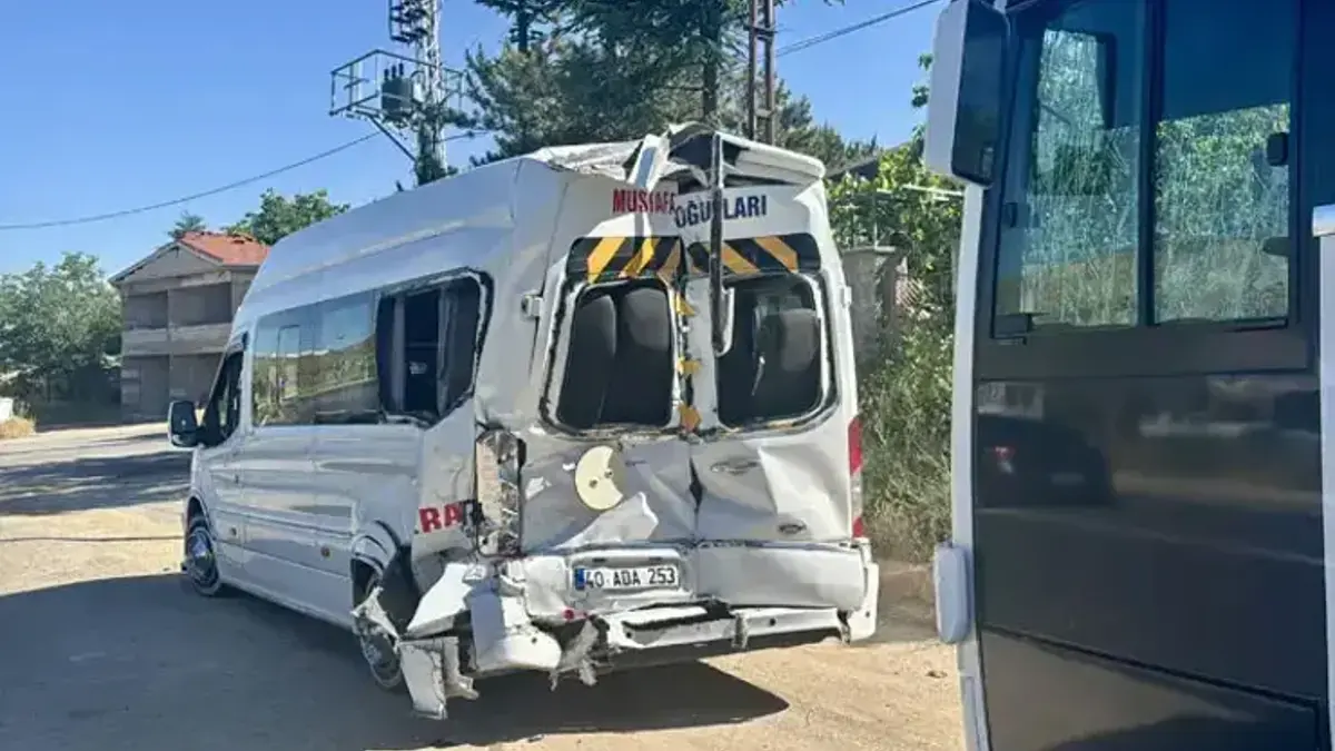 Kırşehir’de fabrika işçilerini taşıyan servisler çarpıştı! 42 yaralı