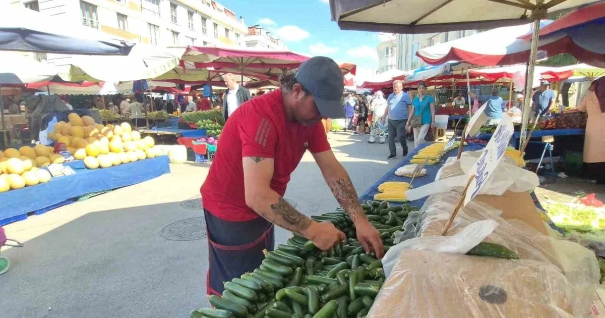 Pazarcı salatalıkların arasında 155 bin TL'lik altını buldu, polise teslim etti