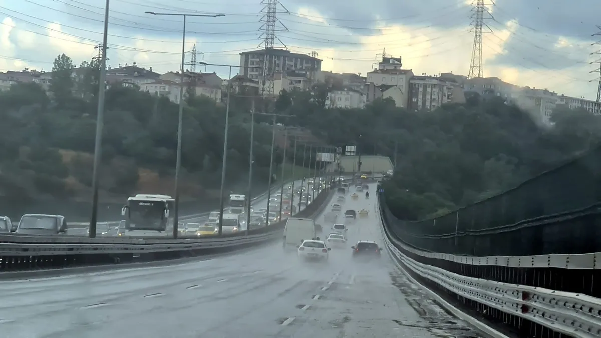İstanbul güne yağmurla uyandı, sıcak hava yerini serin havaya bıraktı