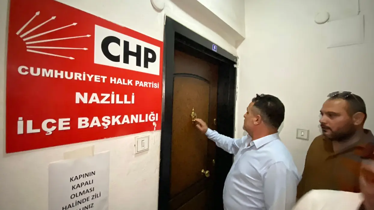 CHP'de devir teslim kavgası! Yeni yönetim kapıda kaldı