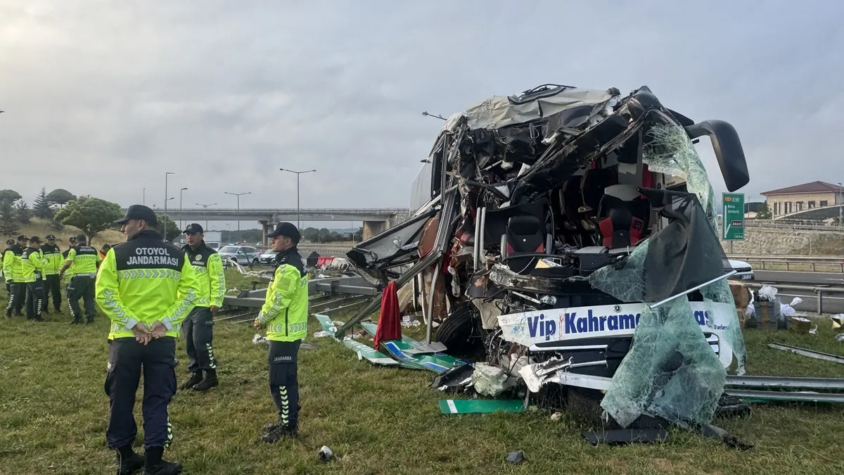 Bolu'da yolcu otobüsü önce bariyere sonra tabelaya çarptı: 5'i ağır 15 yaralı
