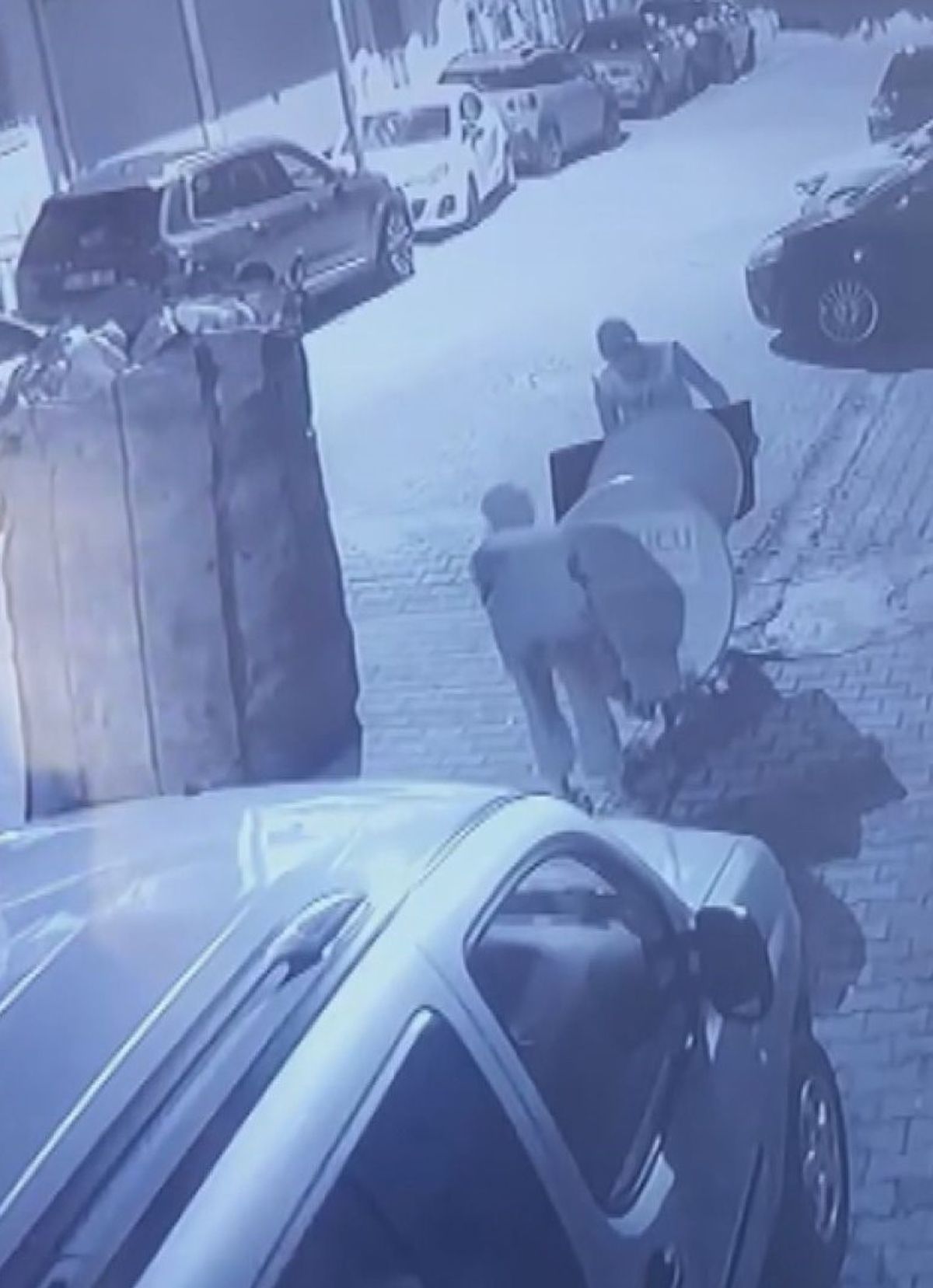 Ataşehir'de uydu anteni hırsızlığı kamerada