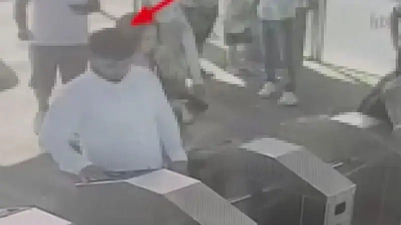 Beylikdüzü'nde 1 kişinin öldüğü metrobüsteki 'yan bakma' kavgası kamerada; oğul tutuklandı baba serbest