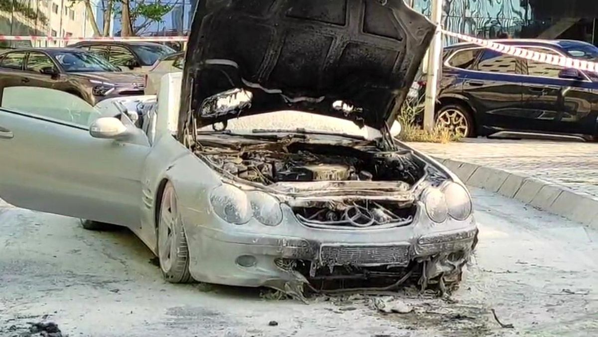 Şişli'de seyir halindeki lüks otomobil yanarak kullanılamaz hale geldi