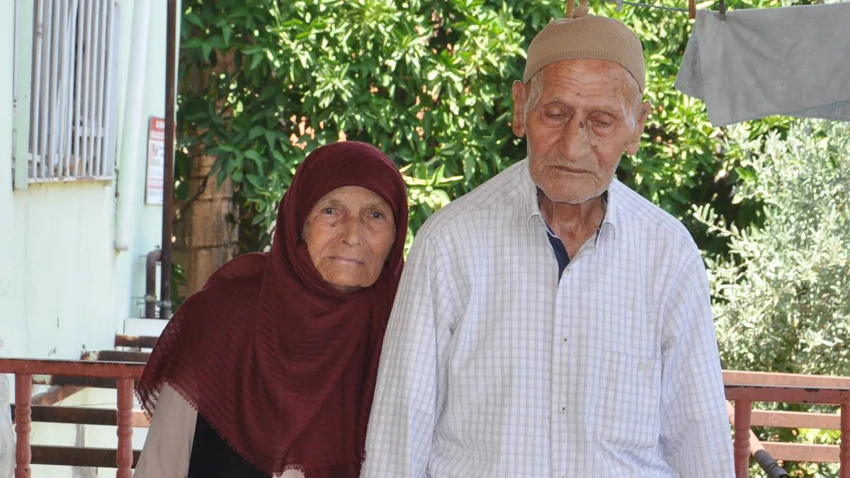 Biri 100 diğeri 103 yaşında! Uzun yaşamın sırrını böyle anlattılar: Gece gündüz yeriz…