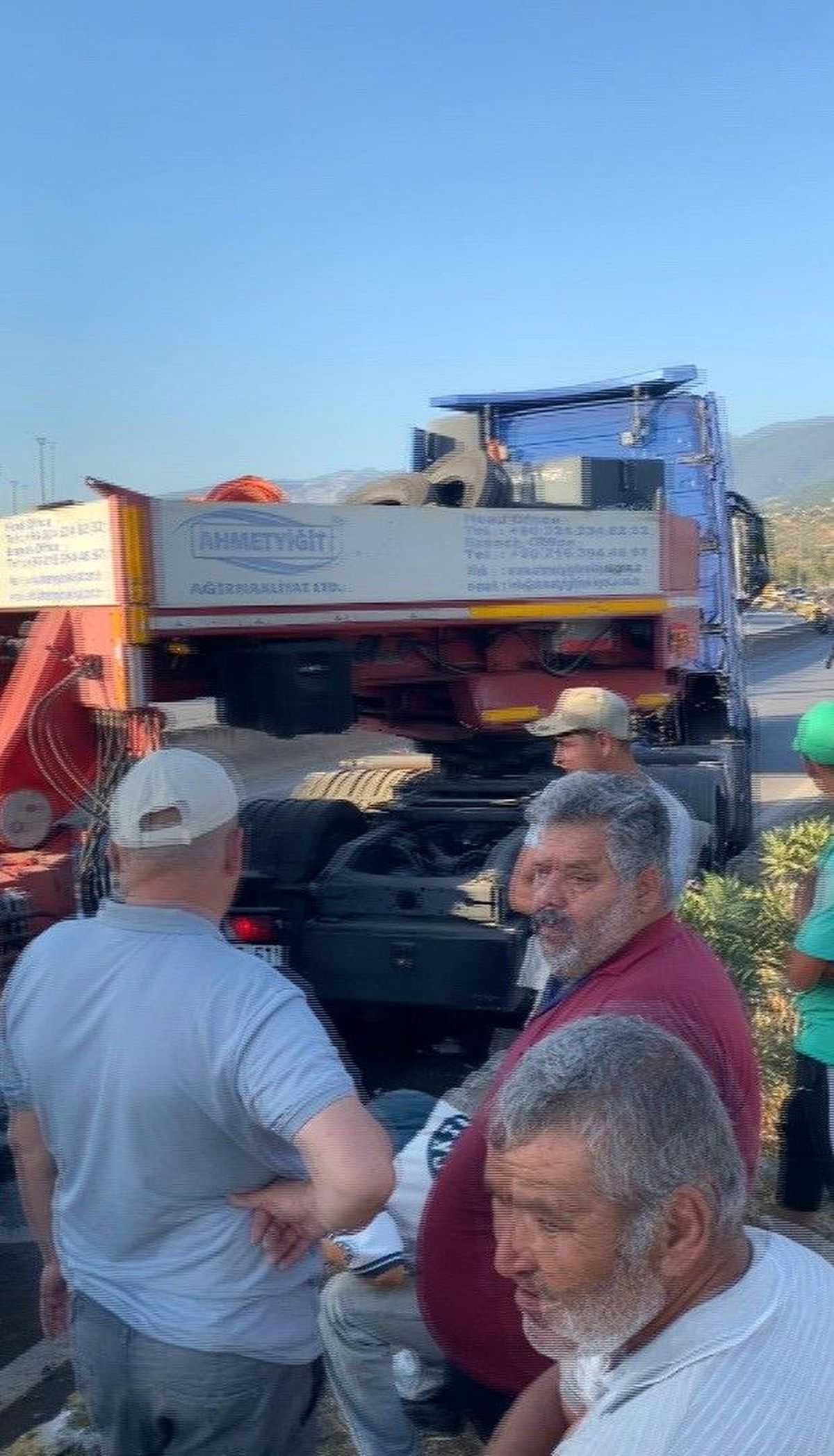 Hatay'da devrilen tır yolu trafiğe kapattı, uzun araç kuyruğu oluştu