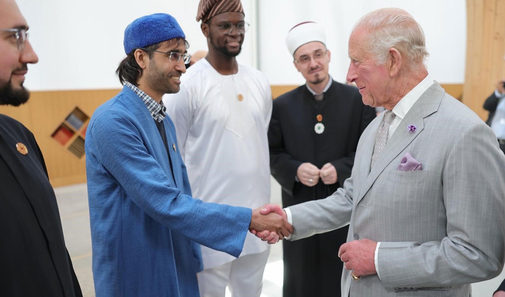 Kral III. Charles, Cambridge’de Avrupa’nın ilk ekolojik tasarımlı camisini ziyaret etti
