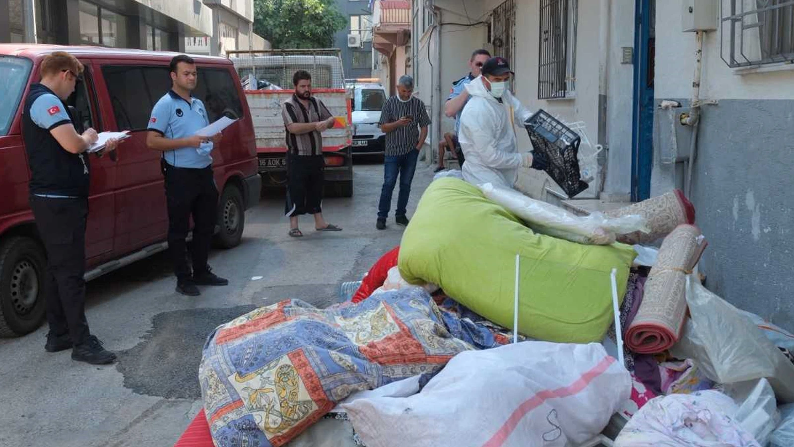 "Çöp ev" ihbarı yapılan daireden çıkanlar şoke etti: Tam 5 ton!
