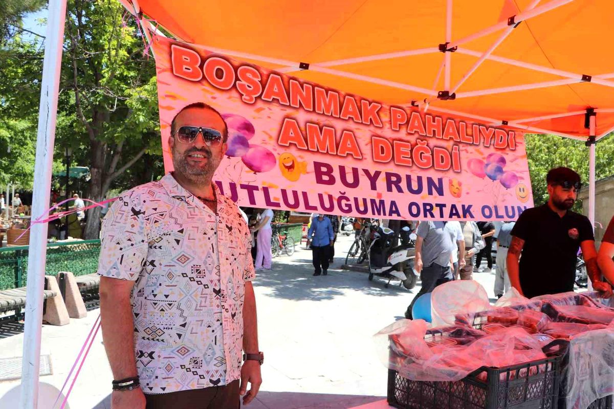 Karaman'da 11 yıllık evliliği sona eren gurbetçi, lokma dağıtarak boşanmasını kutladı