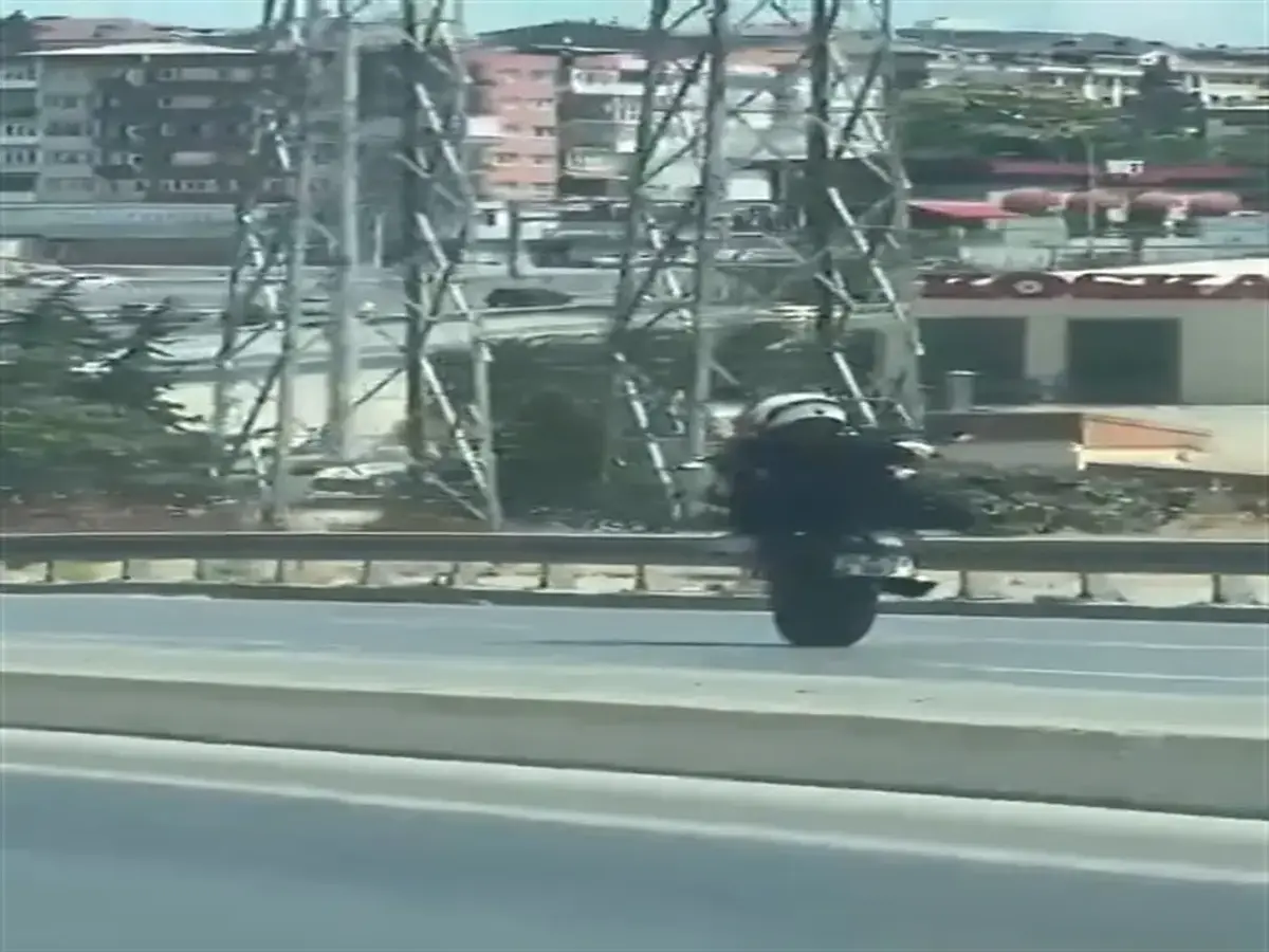 Esenyurt'ta motosikletli herkesi tehlikeye attı: Tek teker üzerinde dakikalarca ilerledi