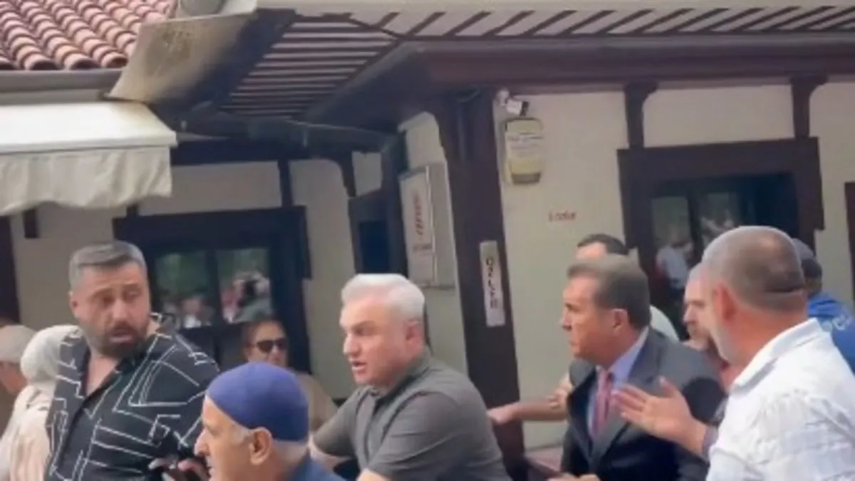 Mustafa Sarıgül’den cami önünde skandal hareket! Vatandaşa tekme attı