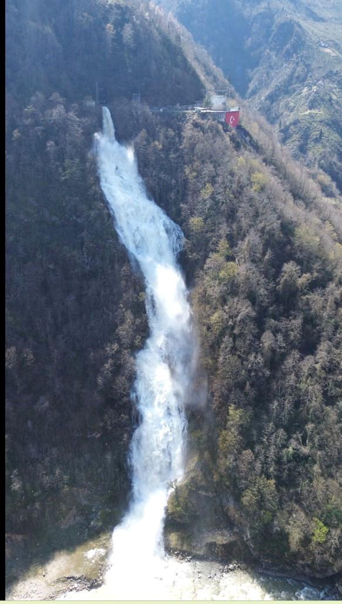 Giresun'da HES tahliyesiyle oluşan yapay şelale görsel şölen sunuyor