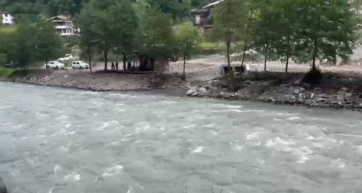 Kayıp gencin cansız bedenini dereden çıkaran AFAD ekibinin botu akıntıya kapıldı; 1 personel öldü, 4 personel kurtarıldı..