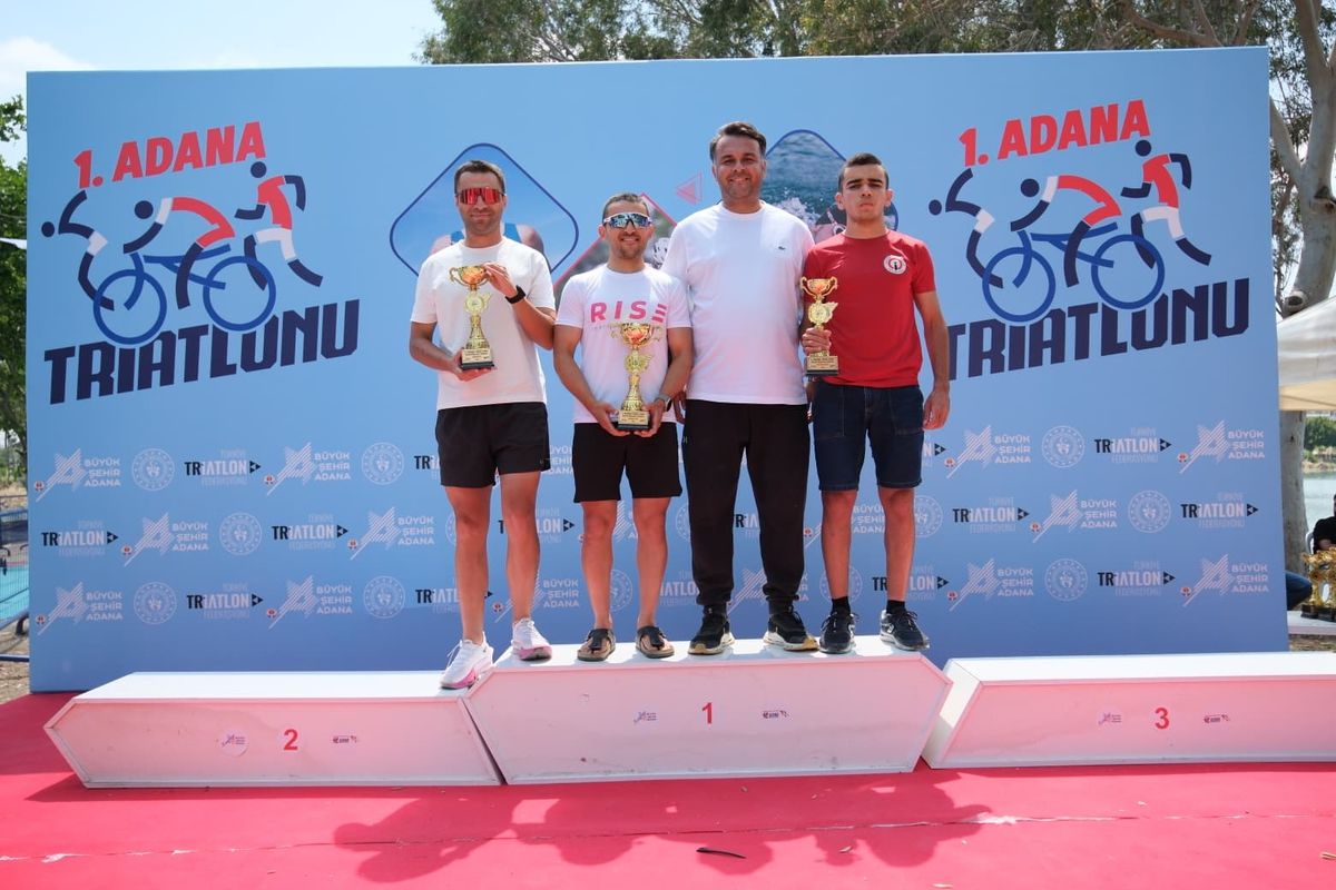 Adana'da ilk kez düzenlenen 'Aquatlon ve Triatlon' yarışmasında sporcular madalyalarını aldı