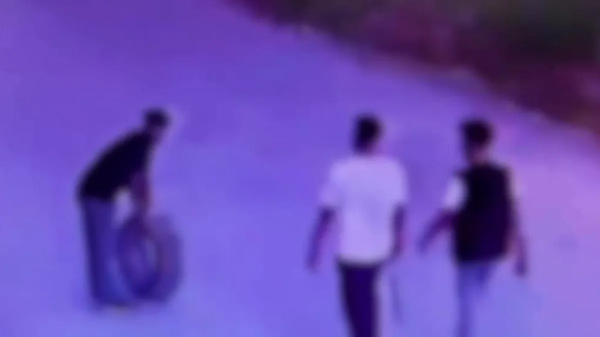 Hatay'da akılalmaz hırsızlık! Gece yarısı aracın lastiği patlayınca başka aracın lastiğini çaldılar: O anlar kamerada