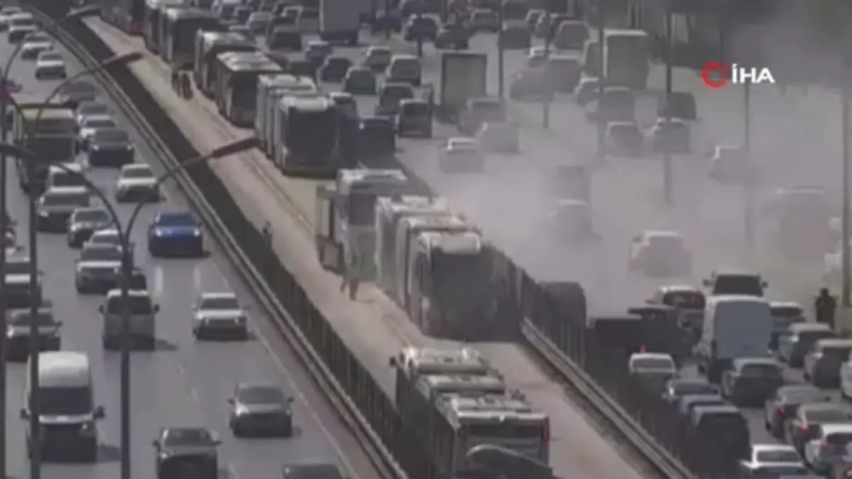 Beylikdüzü'nde panik anları! Metrobüsten dumanlar yükseliyor