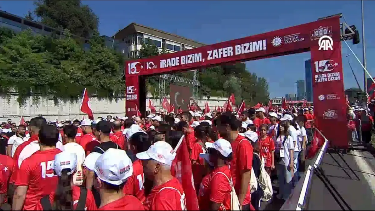 İstanbul'da tarihi yürüyüş! "İrade Bizim, Zafer Bizim" diyen binler köprüye yürüyor