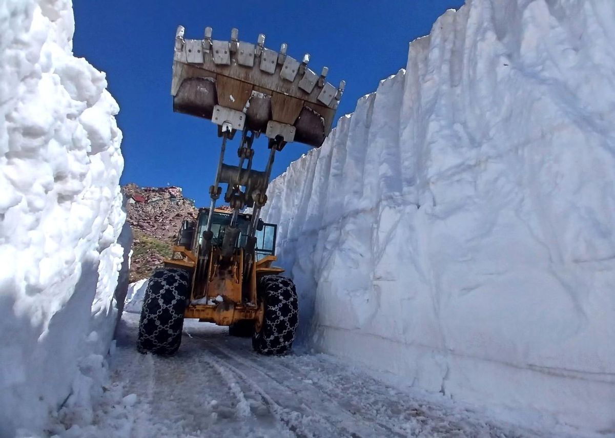 Temmuz ayında 6 metrelik karda yol açma çalışması
