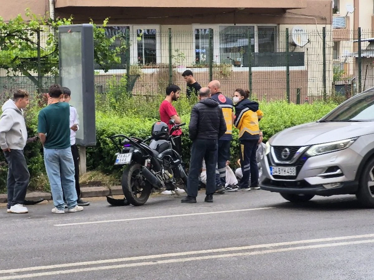 Eskişehir'de caddede U dönüşü yapmaya çalışan otomobil, motosikletle çarpıştı